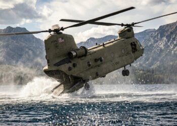 O helicóptero bizarro de 2 rotores que consegue pousar a parte traseira na água enquanto o resto flutua no ar