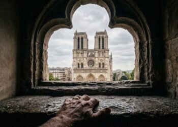Com suas torres de 69 metros e iniciada em 1163, a catedral gótica de Paris tornou-se o maior símbolo da fé e da arquitetura medieval na Europa
