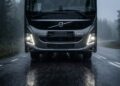 O avançado Volvo 9700 para viagens de turismo acomoda 55 passageiros e aciona freios de emergência automaticamente ao detectar veículos lentos ou pedestres na pista