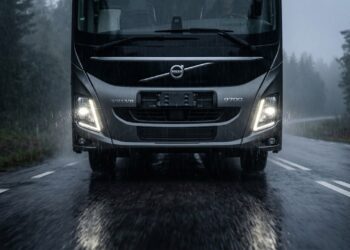 O avançado Volvo 9700 para viagens de turismo acomoda 55 passageiros e aciona freios de emergência automaticamente ao detectar veículos lentos ou pedestres na pista