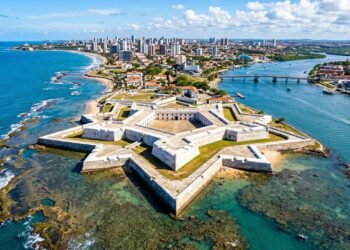 Com seu formato de estrela e muralhas de 1598, o forte de pedra branca tornou-se o maior marco da fundação de Natal e da defesa do litoral potiguar