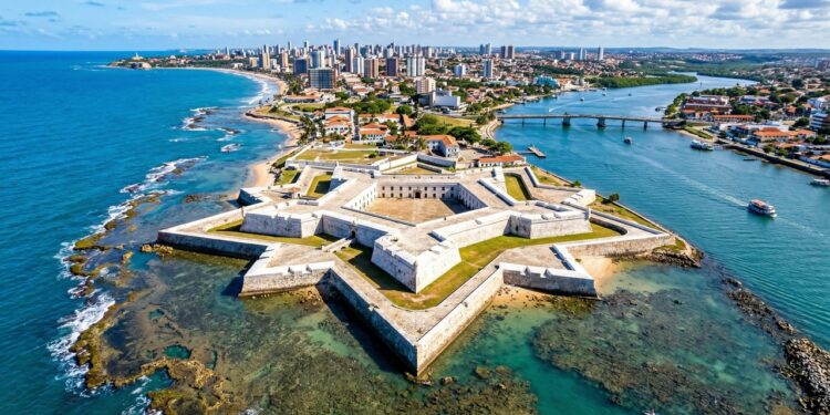 Com seu formato de estrela e muralhas de 1598, o forte de pedra branca tornou-se o maior marco da fundação de Natal e da defesa do litoral potiguar