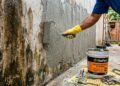 O segredo dos pedreiros para eliminar a infiltração da sua obra com um impermeabilizante de cimento por menos de R$ 800