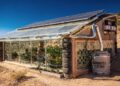 Construídas com pneus velhos e latas, estas casas no deserto mantêm 22 °C o ano todo e geram sua própria água potável sem gastar energia