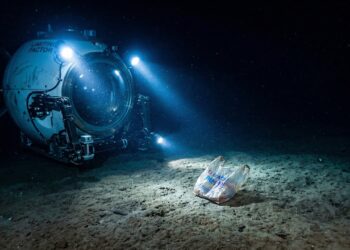 Milionário paga fortuna para mergulhar no ponto mais profundo da Terra e encontra algo desolador a 10.928 metros