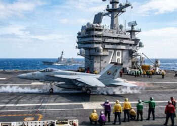 A cidade flutuante movida a energia nuclear que abriga 4.500 tripulantes e lança caças com força eletromagnética