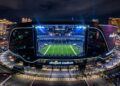 Com custo de US$ 2 bilhões e um campo de grama que desliza sobre trilhos, o Allegiant Stadium virou a arena mais futurista e tecnológica da liga NFL