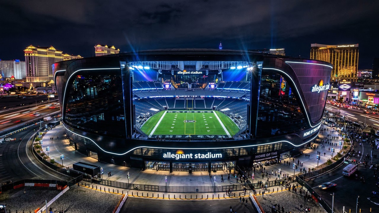 Com custo de US$ 2 bilhões e um campo de grama que desliza sobre trilhos, o Allegiant Stadium virou a arena mais futurista e tecnológica da liga NFL