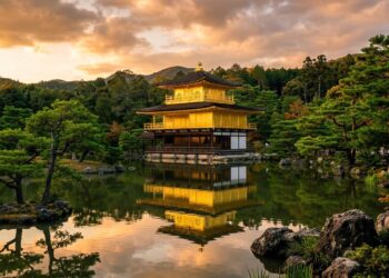 Com seus dois andares cobertos por folhas de ouro puro, o pavilhão de 1397 tornou-se o templo mais belo de Quioto e um ícone da história do Japão