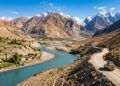 Estrada no Tajiquistão ganha fama por seu isolamento, pois o trajeto de 300 km margeia o Afeganistão a 3.000m de altitude entre as montanhas Pamir