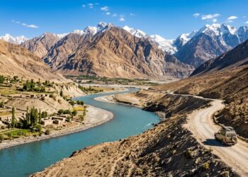 Estrada no Tajiquistão ganha fama por seu isolamento, pois o trajeto de 300 km margeia o Afeganistão a 3.000m de altitude entre as montanhas Pamir