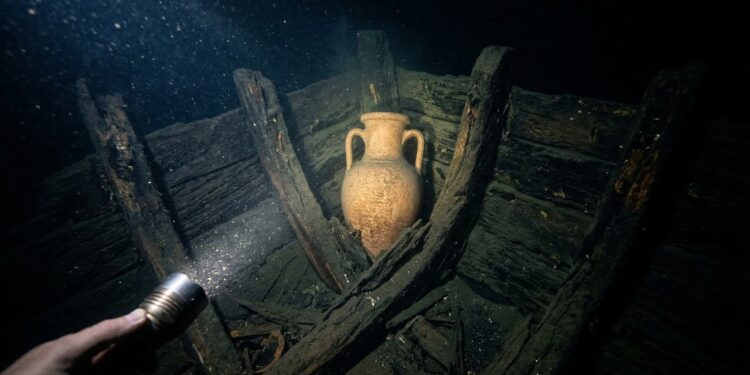 O navio naufragado há mais de 2 mil anos que foi encontrado intacto e cheio de tesouros