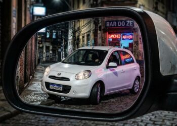 Acelerando com 111 cavalos e pesando apenas 980 quilos, o ágil hatch da gigante japonesa consome 14 km por litro custando menos de 50 mil reais