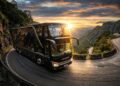 O luxuoso ônibus Setra S 531 DT de 2 andares transporta 83 passageiros e utiliza um sistema de frenagem inteligente que amplia a vida útil das peças em 40% durante viagens em serras