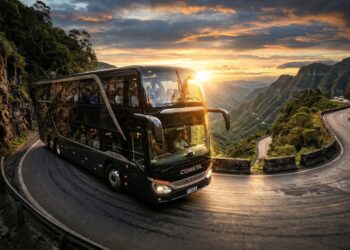 O luxuoso ônibus Setra S 531 DT de 2 andares transporta 83 passageiros e utiliza um sistema de frenagem inteligente que amplia a vida útil das peças em 40% durante viagens em serras