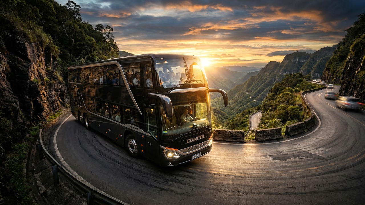 O luxuoso ônibus Setra S 531 DT de 2 andares transporta 83 passageiros e utiliza um sistema de frenagem inteligente que amplia a vida útil das peças em 40% durante viagens em serras