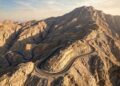 Rodovia nos Emirados Árabes ganha fama por seus 36 km, pois o asfalto a 1.934 metros de altitude atinge o pico mais alto do país no deserto de Jebel Jais