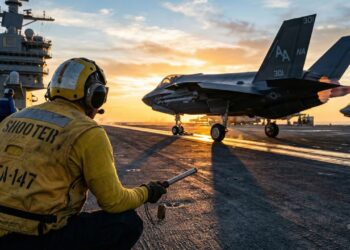 Essa tecnologia lança um caça de várias toneladas em segundos e ainda o para em poucos metros no pouso