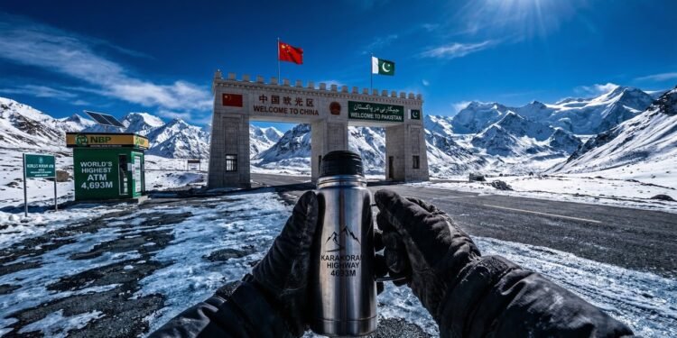 Rodovia na fronteira da China ganha fama mundial, pois seus 4.693 metros de altitude formam a passagem asfaltada mais alta e gelada de todo o mundo