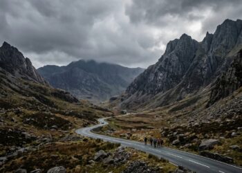 Estrada no País de Gales corta o Parque de Snowdonia; com seus paredões de rocha e 5 km de extensão, a Llanberis Pass é a rota mais épica do país