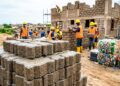 Homem cria casas feitas com tijolos de plástico e gera emprego para mais de 300 pessoas em Gana