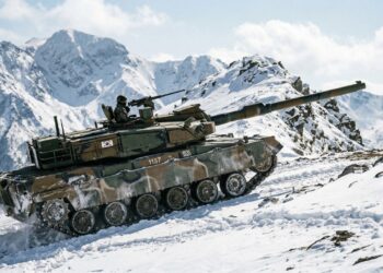 O blindado asiático de 8 milhões de dólares que consegue "ajoelhar" a própria suspensão para atirar por cima de montanhas