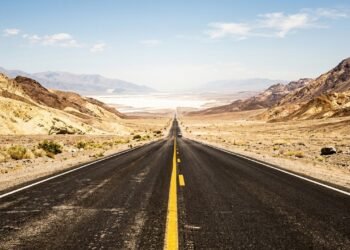 Rodovia na Califórnia atravessa o ponto mais baixo da América do Norte; com 210 km de asfalto no deserto, a Highway 190 atinge 54 graus de calor