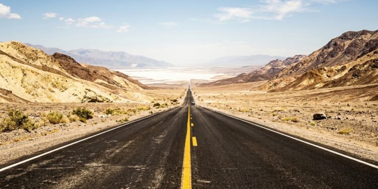 Rodovia na Califórnia atravessa o ponto mais baixo da América do Norte; com 210 km de asfalto no deserto, a Highway 190 atinge 54 graus de calor