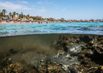 Rio subterrâneo tóxico é flagrado despejando mercúrio no mar do maior paraíso turístico da Espanha