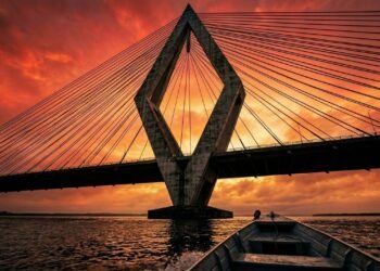 Com 3.595 metros de extensão e mastro central de 185 metros, a ponte estaiada de 2011 tornou-se o maior marco da engenharia no coração da Amazônia
