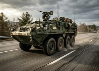 O blindado de 8 rodas altamente silencioso que transporta soldados para o front rodando a 100 km/h sem destruir o asfalto