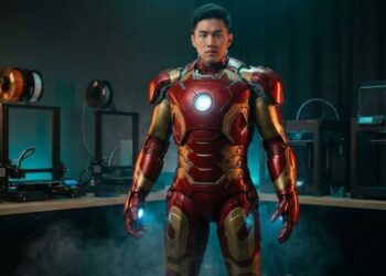 A estrutura do traje foi impressa em 3D usando materiais resistentes como ABS e PLA para suportar o peso dos motores e baterias internas