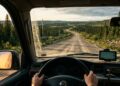 Rodovia no Canadá de 1.149 km ganha fama mundial, pois seu trajeto de cascalho e asfalto isolado cruza a tundra em um cenário selvagem do Ártico
