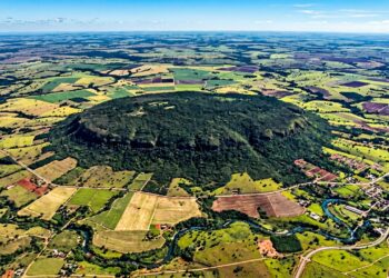 A colossal montanha brasileira de 300 metros de altura e formato intrigante que impressionou a NASA e virou alvo de observação espacial