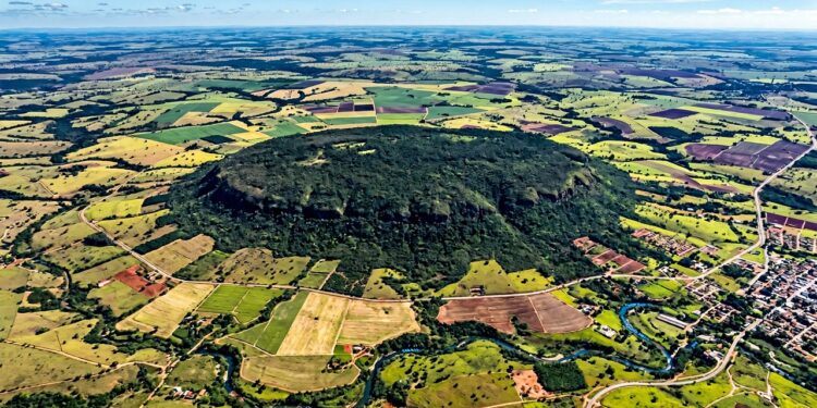 A colossal montanha brasileira de 300 metros de altura e formato intrigante que impressionou a NASA e virou alvo de observação espacial