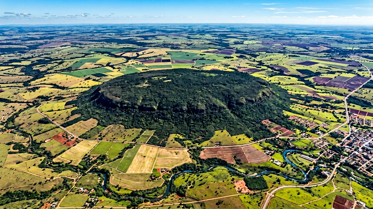 A colossal montanha brasileira de 300 metros de altura e formato intrigante que impressionou a NASA e virou alvo de observação espacial