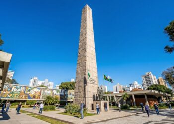 Com 38 metros de altura e revestido de granito, o monumento de 1953 tornou-se o símbolo do centenário da emancipação política do estado do Paraná