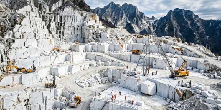 Esqueça o mármore comum, pois esta rocha branca de 2.000 anos vestiu o David de Michelangelo, sendo a obra-prima eterna da Itália