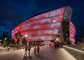 Com capacidade para 53.331 pessoas e fachada de LED premiada, o estádio de 2013 tornou-se a arena mais moderna e tecnológica de toda a Espanha