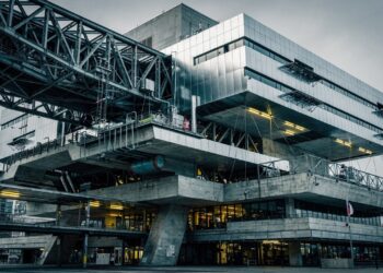 Conhecido como a 'espaçonave' de Berlim, o centro de conferências de US$ 1 bilhão da Guerra Fria está abandonado e busca um novo dono após décadas