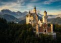 Com suas torres de 65 metros e arquitetura de 1869, o castelo alemão virou o maior símbolo dos contos de fadas e o marco mais visitado da Baviera