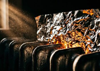 O truque de R$ 12 com papel alumínio atrás dos radiadores reflete até 95% do calor para dentro do cômodo e reduz a conta de luz em 15% no inverno