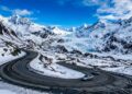 Rodovia no Alasca ganha fama por seus 592 km, pois o trajeto de 1901 cruza montanhas nevadas e geleiras, sendo a primeira grande estrada da região