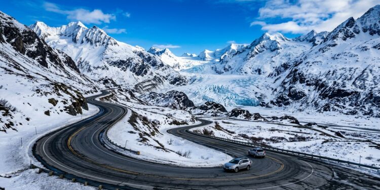 Rodovia no Alasca ganha fama por seus 592 km, pois o trajeto de 1901 cruza montanhas nevadas e geleiras, sendo a primeira grande estrada da região