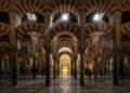 Com 856 colunas de jaspe e mármore de 784, a estrutura moura virou o maior símbolo da arquitetura islâmica e cristã de todo o mundo em Córdoba