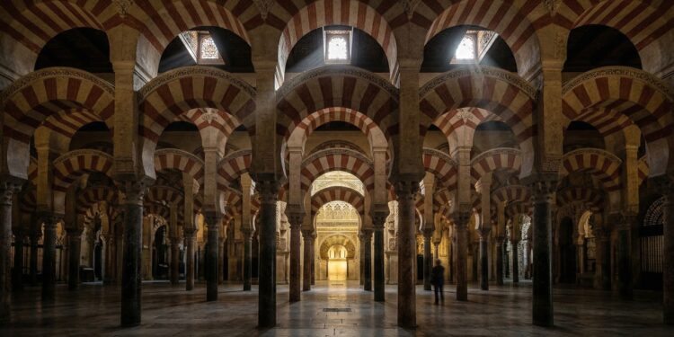 Com 856 colunas de jaspe e mármore de 784, a estrutura moura virou o maior símbolo da arquitetura islâmica e cristã de todo o mundo em Córdoba
