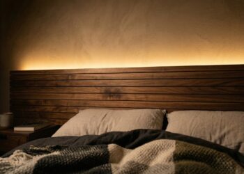 A técnica de iluminação económica com fitas LED que transforma qualquer quarto simples num ambiente de hotel de luxo