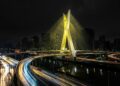Com seus 138 metros de altura e formato em X, a ponte estaiada de 2008 tornou-se o maior ícone arquitetônico e o cartão-postal moderno de São Paulo