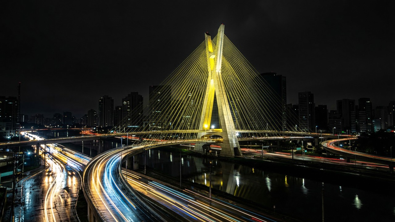 Com seus 138 metros de altura e formato em X, a ponte estaiada de 2008 tornou-se o maior ícone arquitetônico e o cartão-postal moderno de São Paulo
