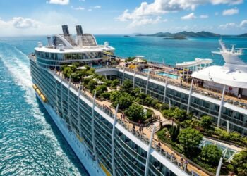 Com 228 mil toneladas e motores que giram 360 graus, o Symphony of the Seas virou o maior navio de cruzeiro do mundo, levando 6.680 passageiros